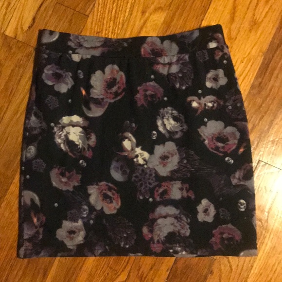 👣🎶  Divided  Cute floral skirt  size small - Picture 4 of 5